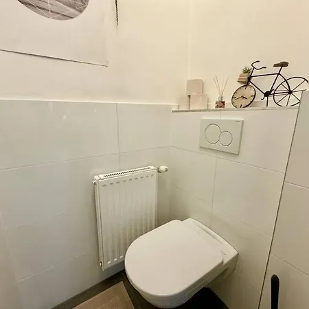 60 M2 Near Airport - Free Parking Lägenhet