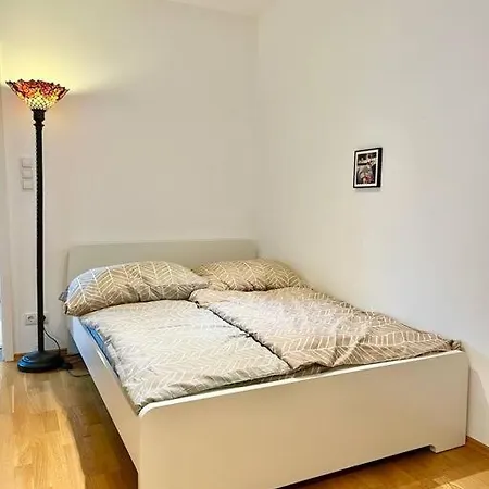 60 M2 Near Airport - Free Parking Lägenhet
